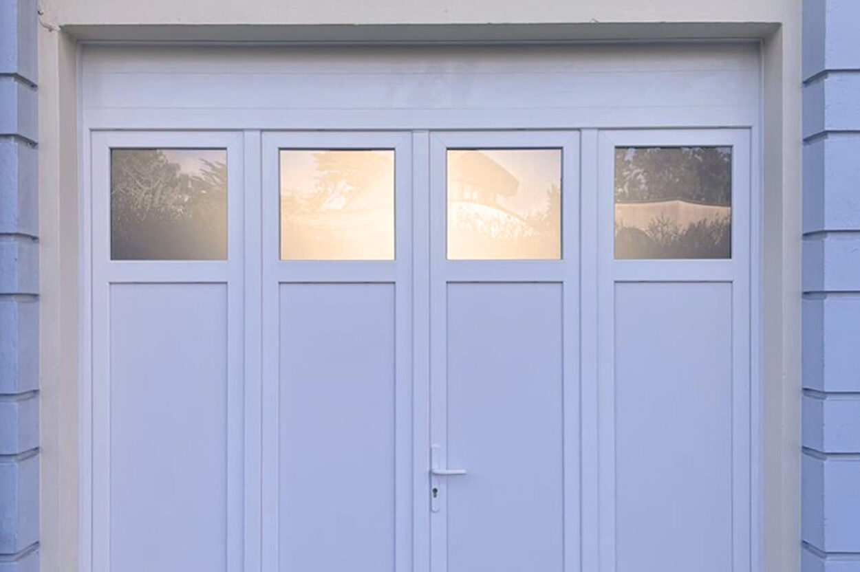 porte de garage sectionnelle kiclos en pvc blanc