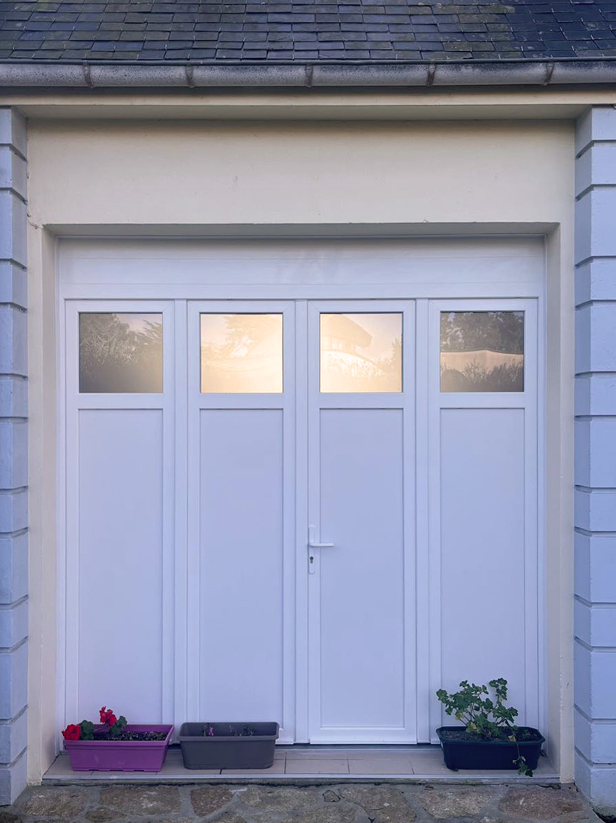porte de garage sectionnelle kiclos en pvc blanc