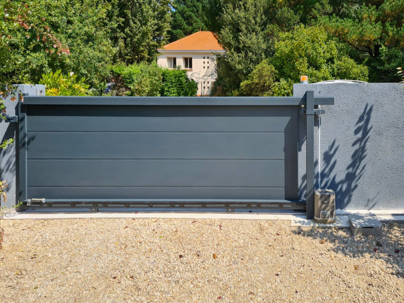 Portail coulissant motorisé en aluminium gris