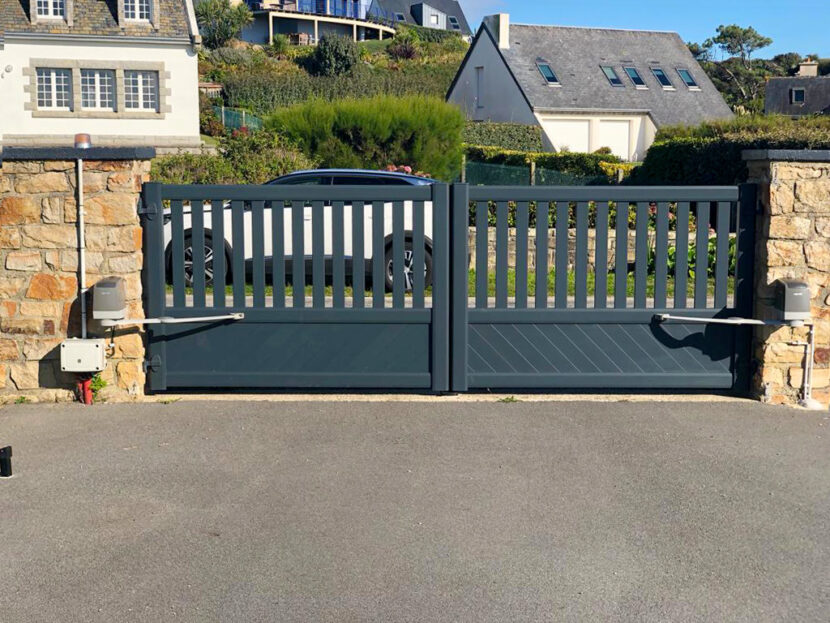 Portail avec motorisation à Brest en PVC