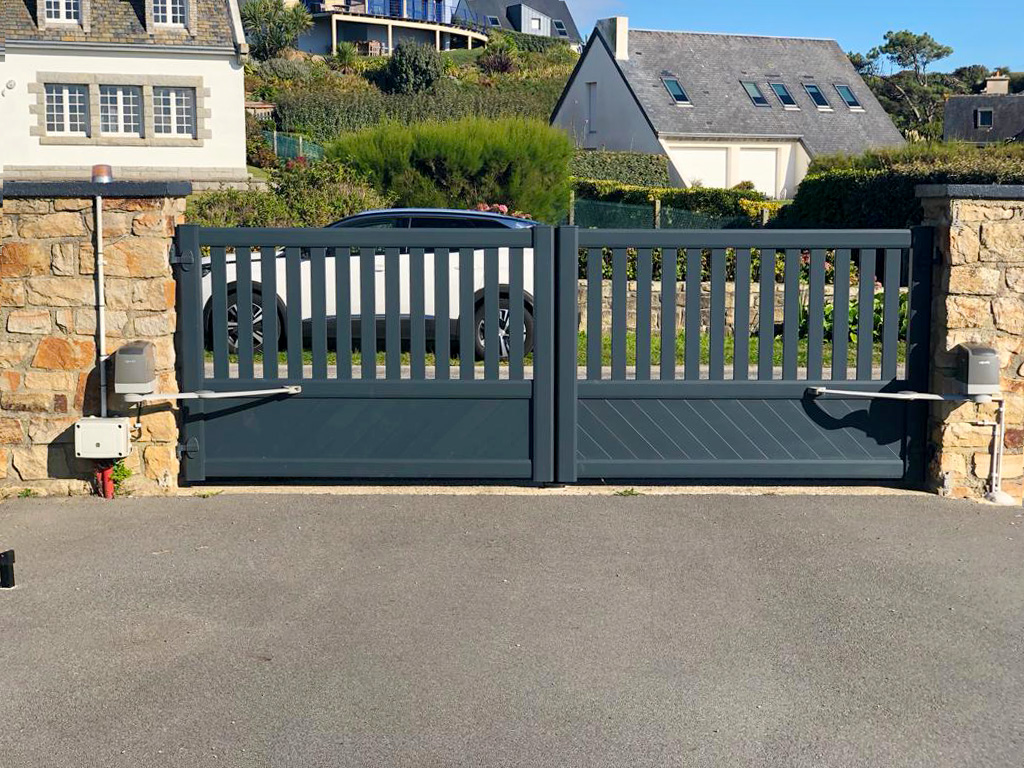 Portail avec motorisation à Brest en PVC