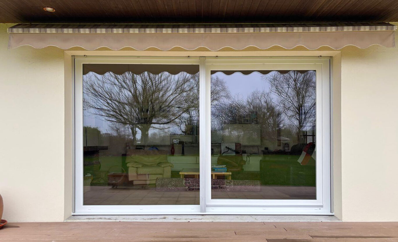 installation d'une baie vitree a translation blanche kiclos