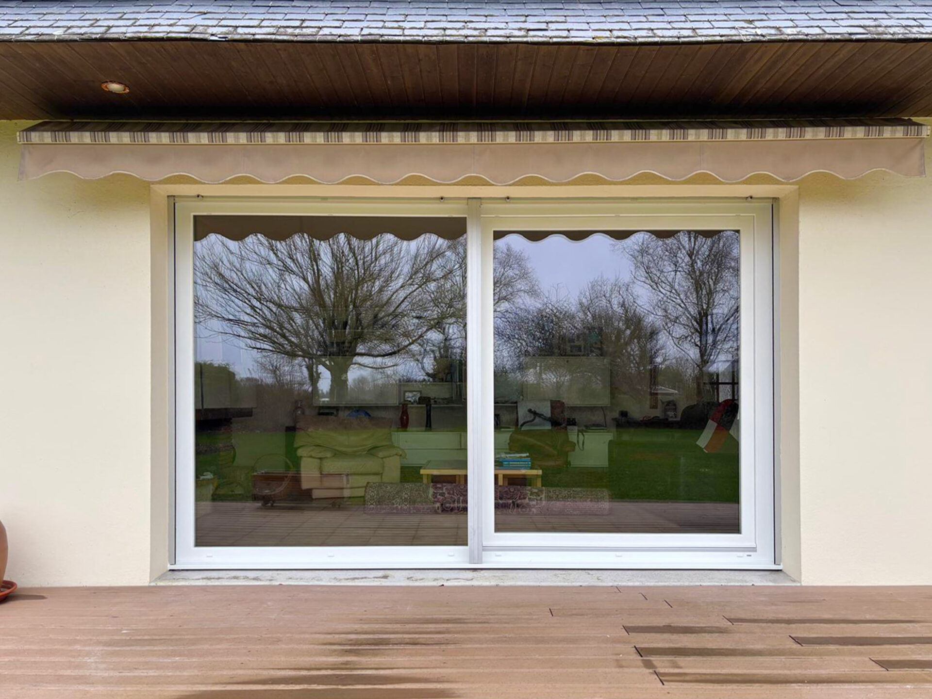 installation d'une baie vitree a translation blanche kiclos