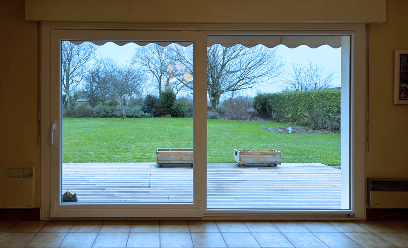 installation d'une baie vitree a translation blanche kiclos