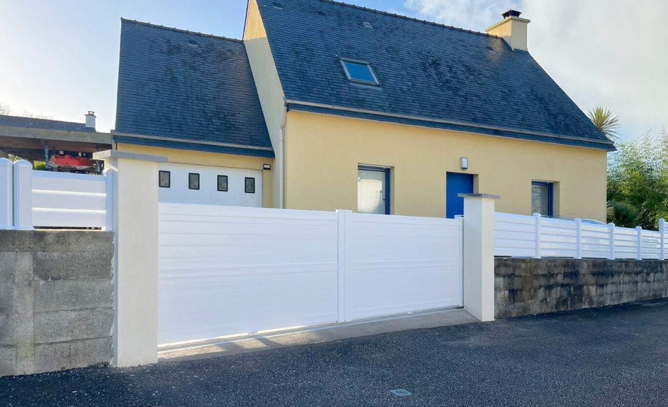 portail coulissant, clotures pannecieres et pilier en maconnerie en pvc blanc
