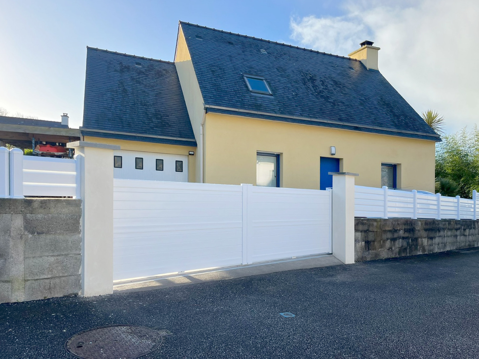 portail coulissant, clotures pannecieres et pilier en maconnerie en pvc blanc