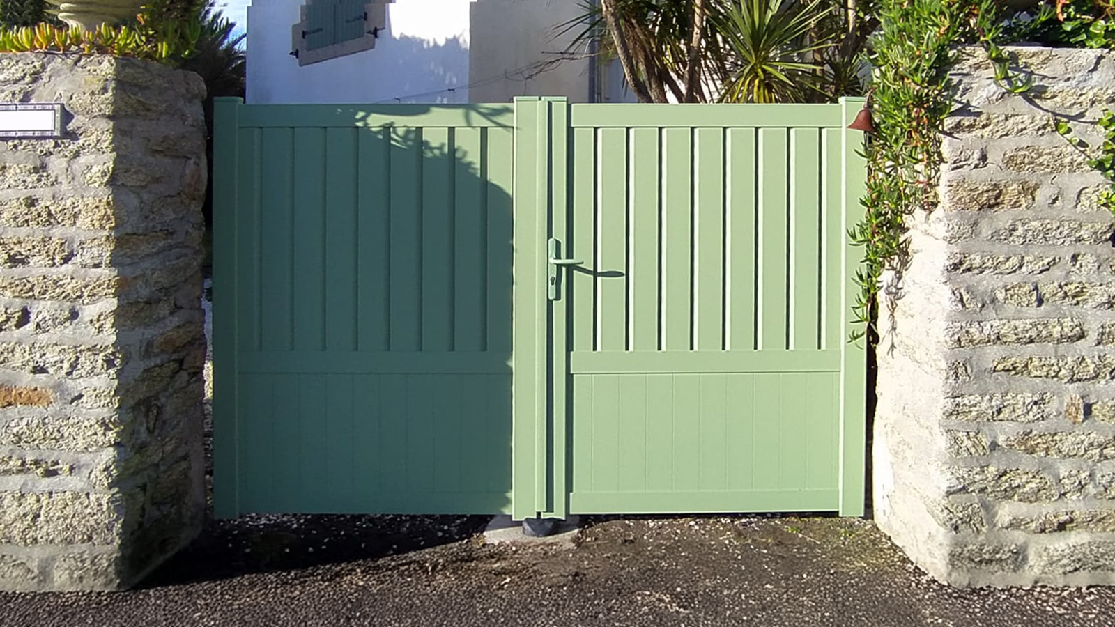 portail battant en pvc vert pale kiclos