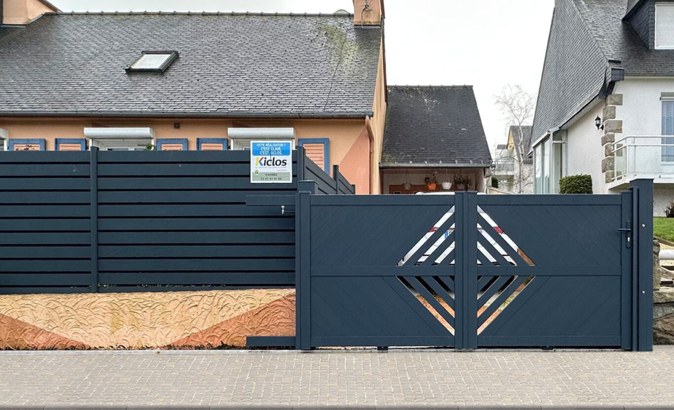 portail coulissant deux vantaux et semelle exterieure en aluminium gris anthracite