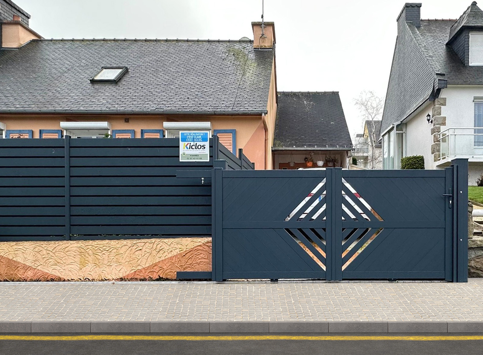 portail coulissant deux vantaux et semelle exterieure en aluminium gris anthracite