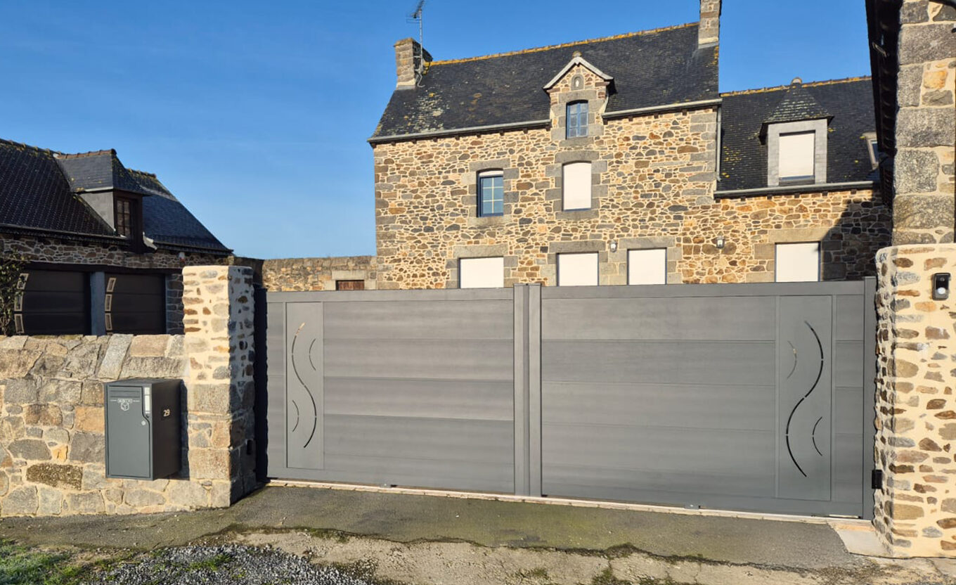 portail coulissant deux vantaux avec decoupe laser en pvc gris anthracite