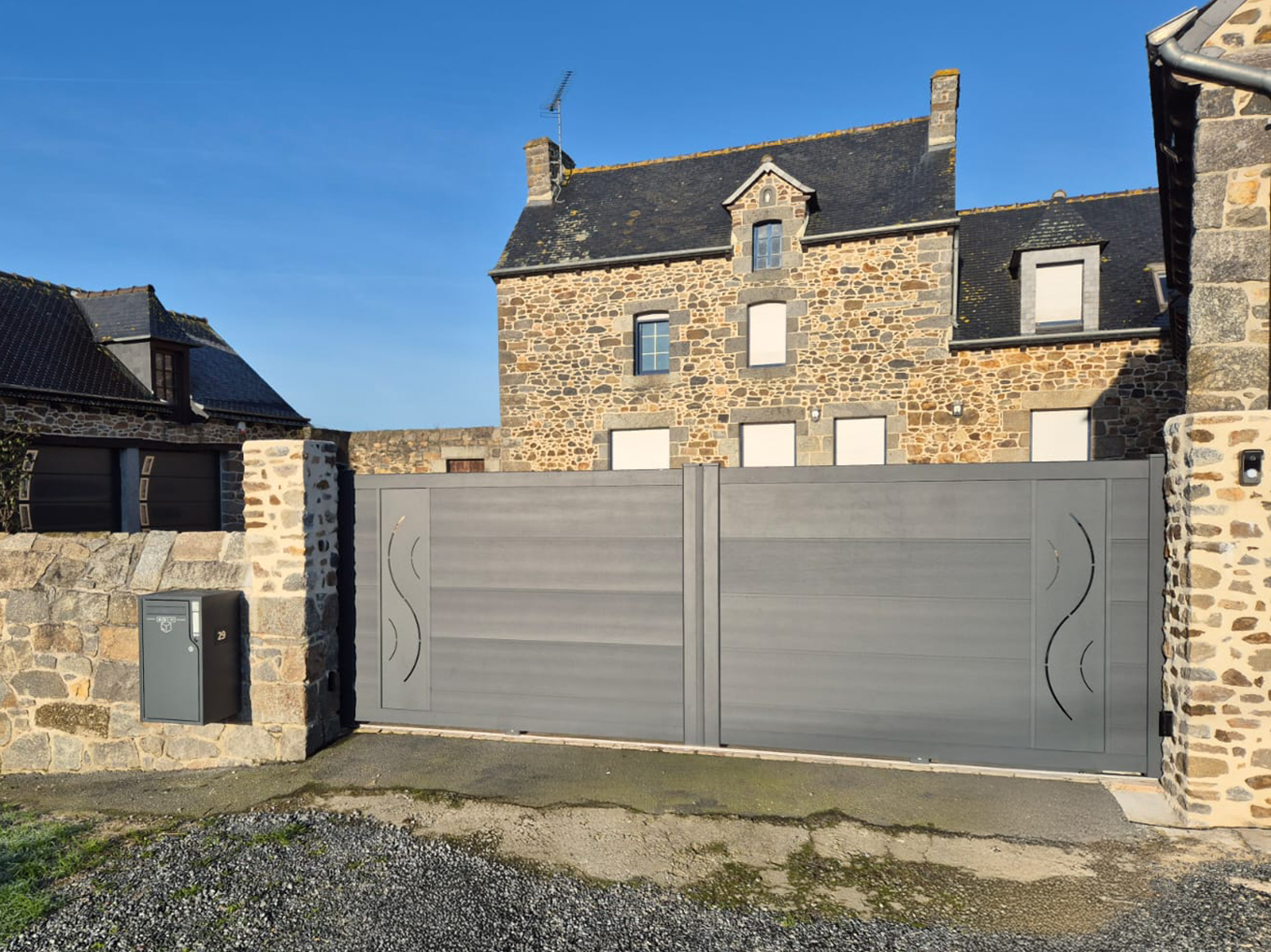 portail coulissant deux vantaux avec decoupe laser en pvc gris anthracite