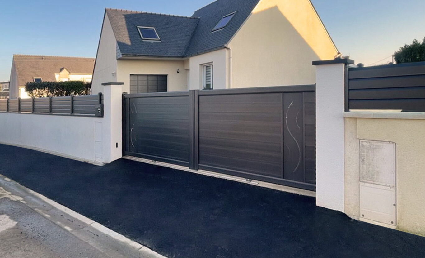 portail coulissant et cloture panneciere en pvc gris anthracite