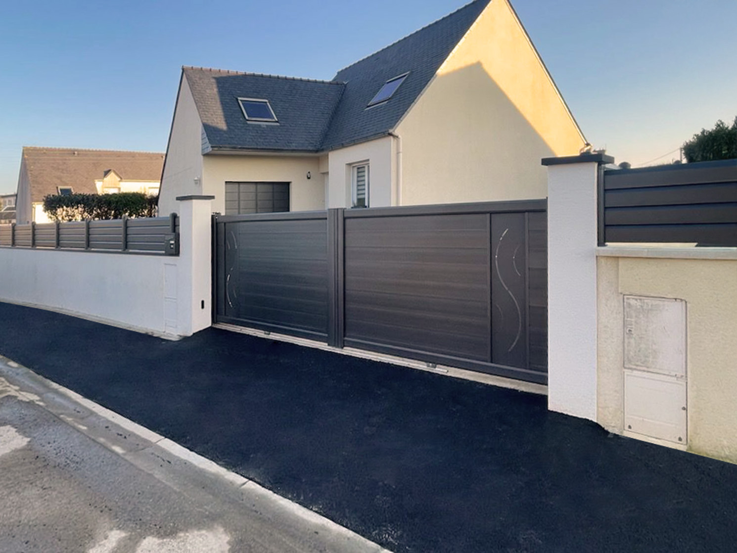 portail coulissant et cloture panneciere en pvc gris anthracite