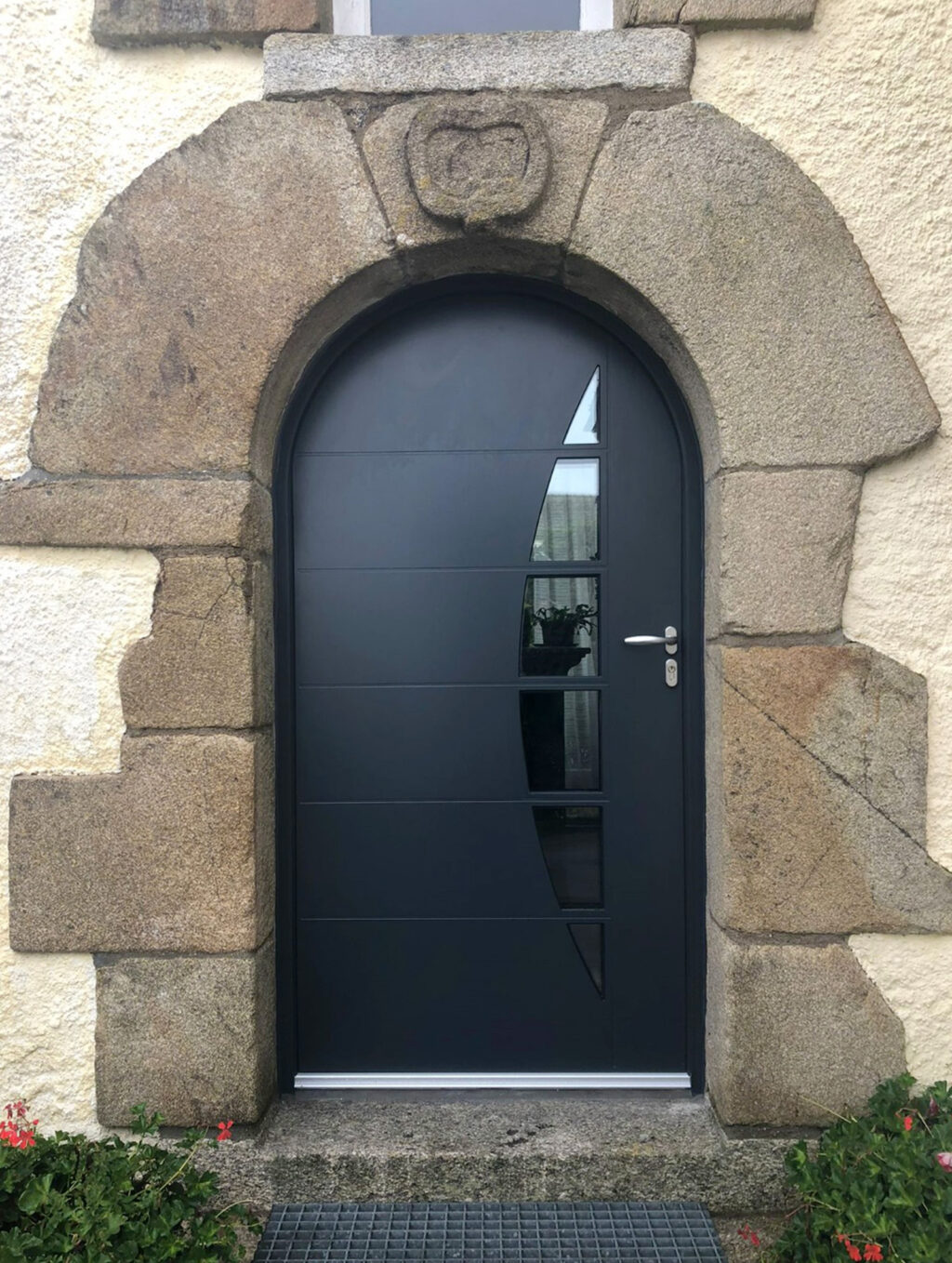 porte d'entree monobloc cintree anthracite, poignee rosace kiclos