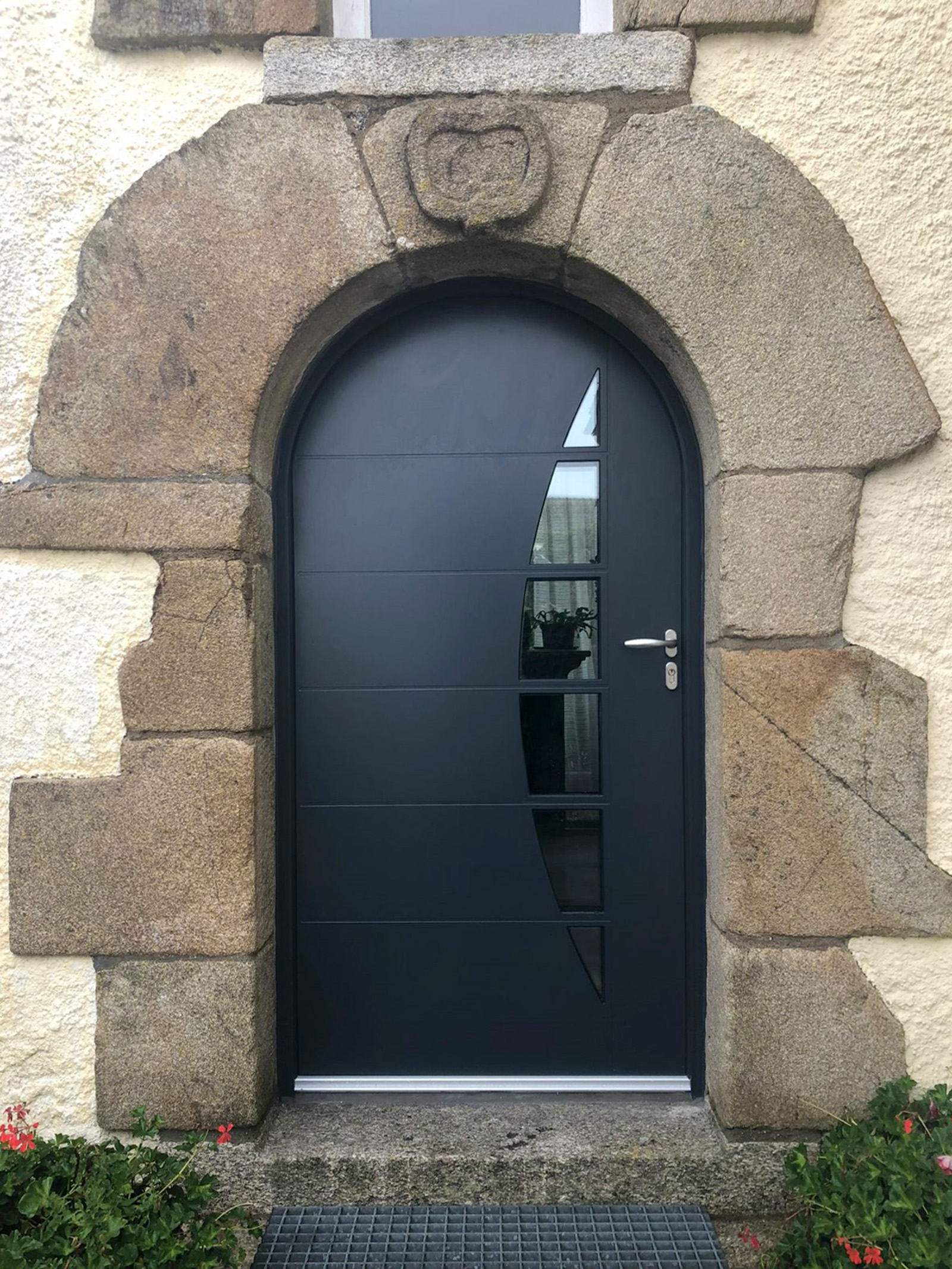 porte d'entree monobloc cintree anthracite, poignee rosace kiclos