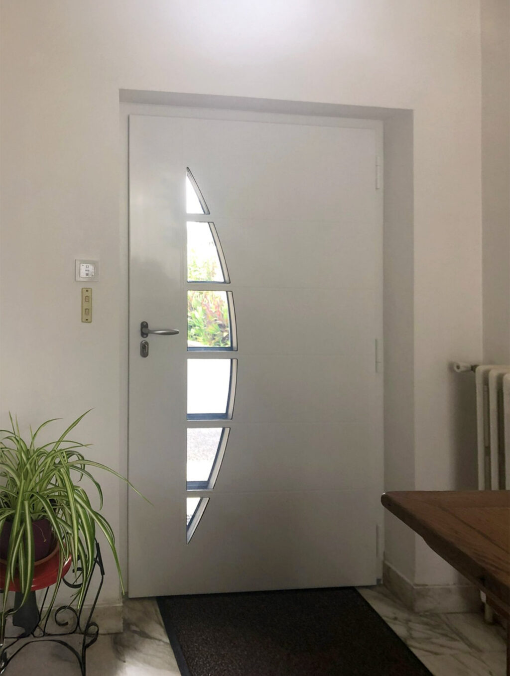 porte d'entree monobloc blanche, poignee rosace kiclos