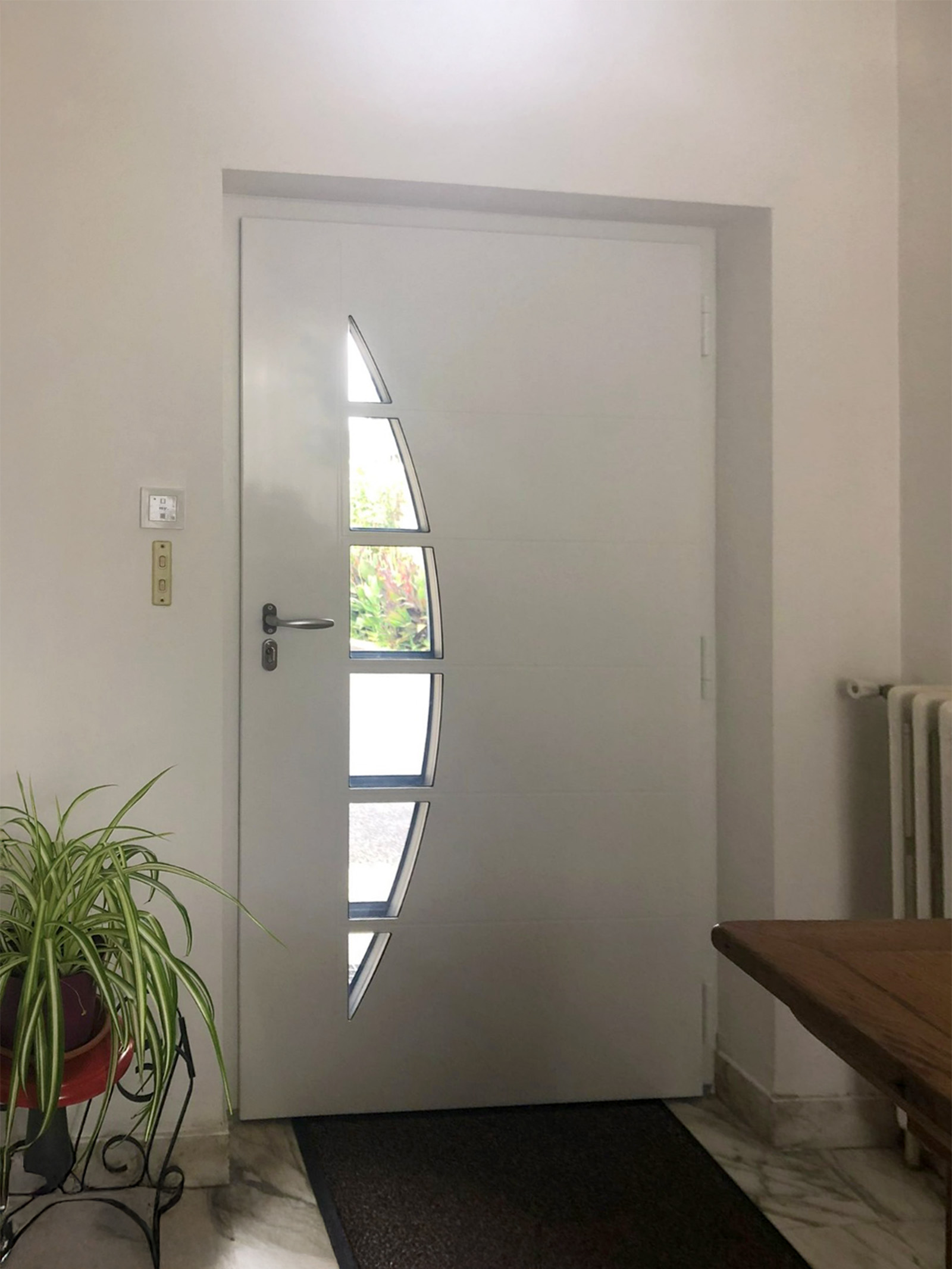 porte d'entree monobloc blanche, poignee rosace kiclos