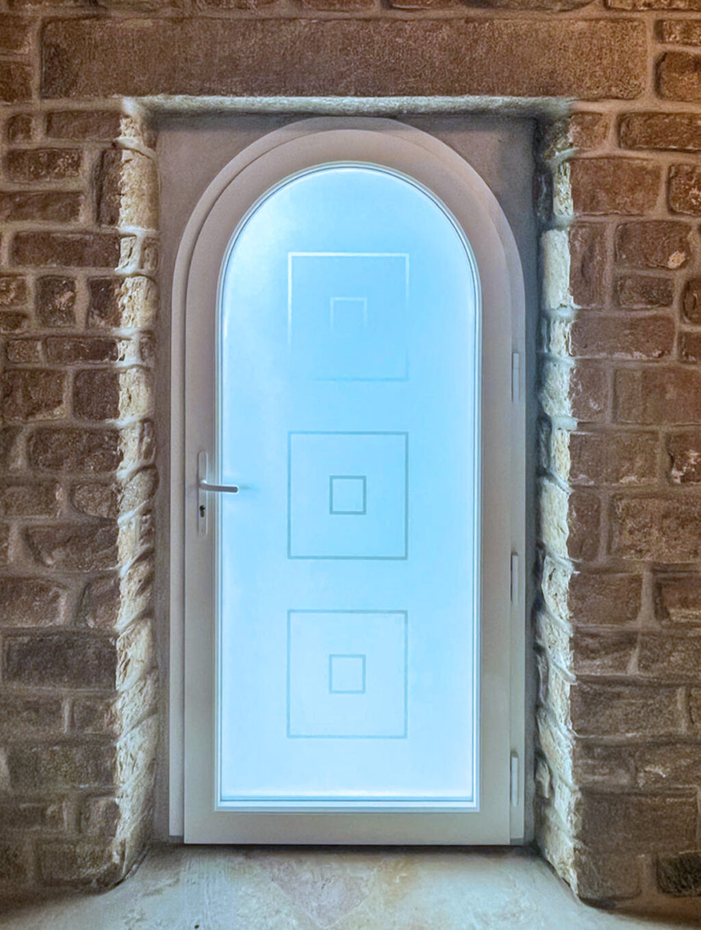 porte d'entree vitree avec motifs carres en pvc blanc vue interieur kiclos