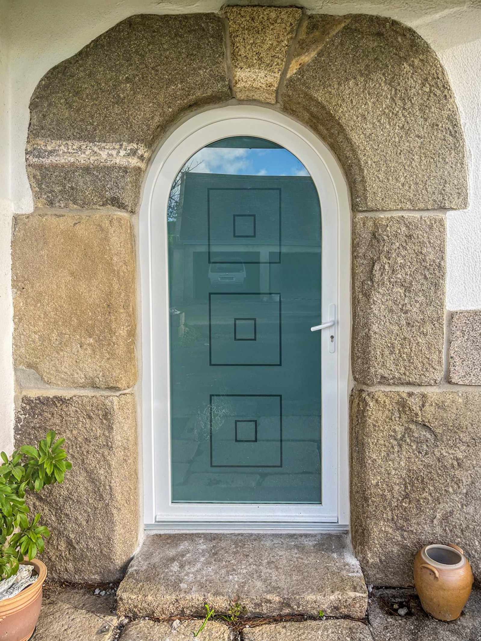 porte d'entree vitree avec motifs carres en pvc blanc vue exterieure kiclos