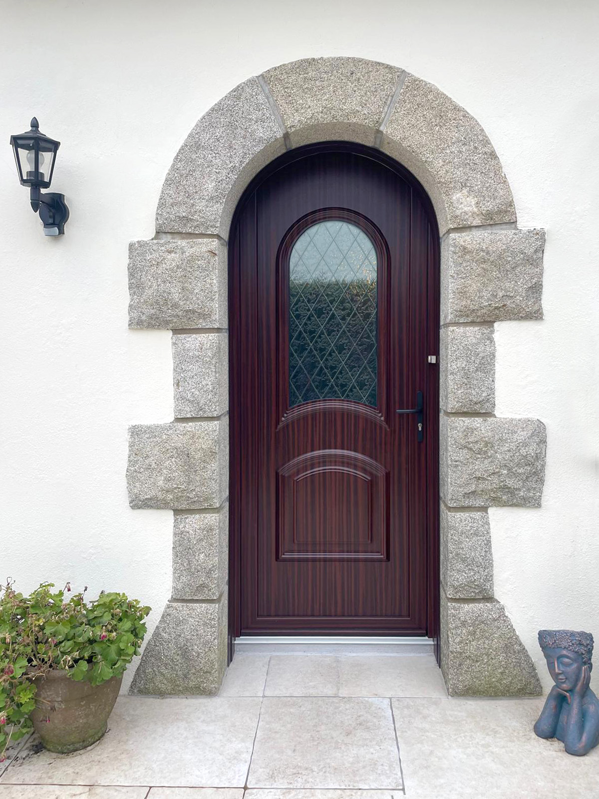 porte d'entree plaquee bois acajou et decor plomb vue exterieure kiclos