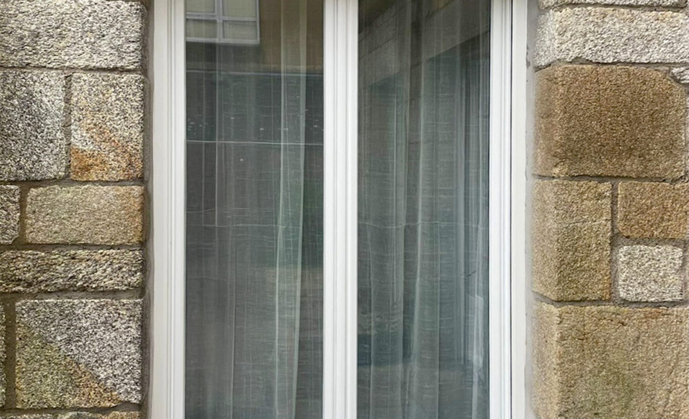 porte-fenetre deux vantaux pvc blanc et volets roulants solaires kiclos