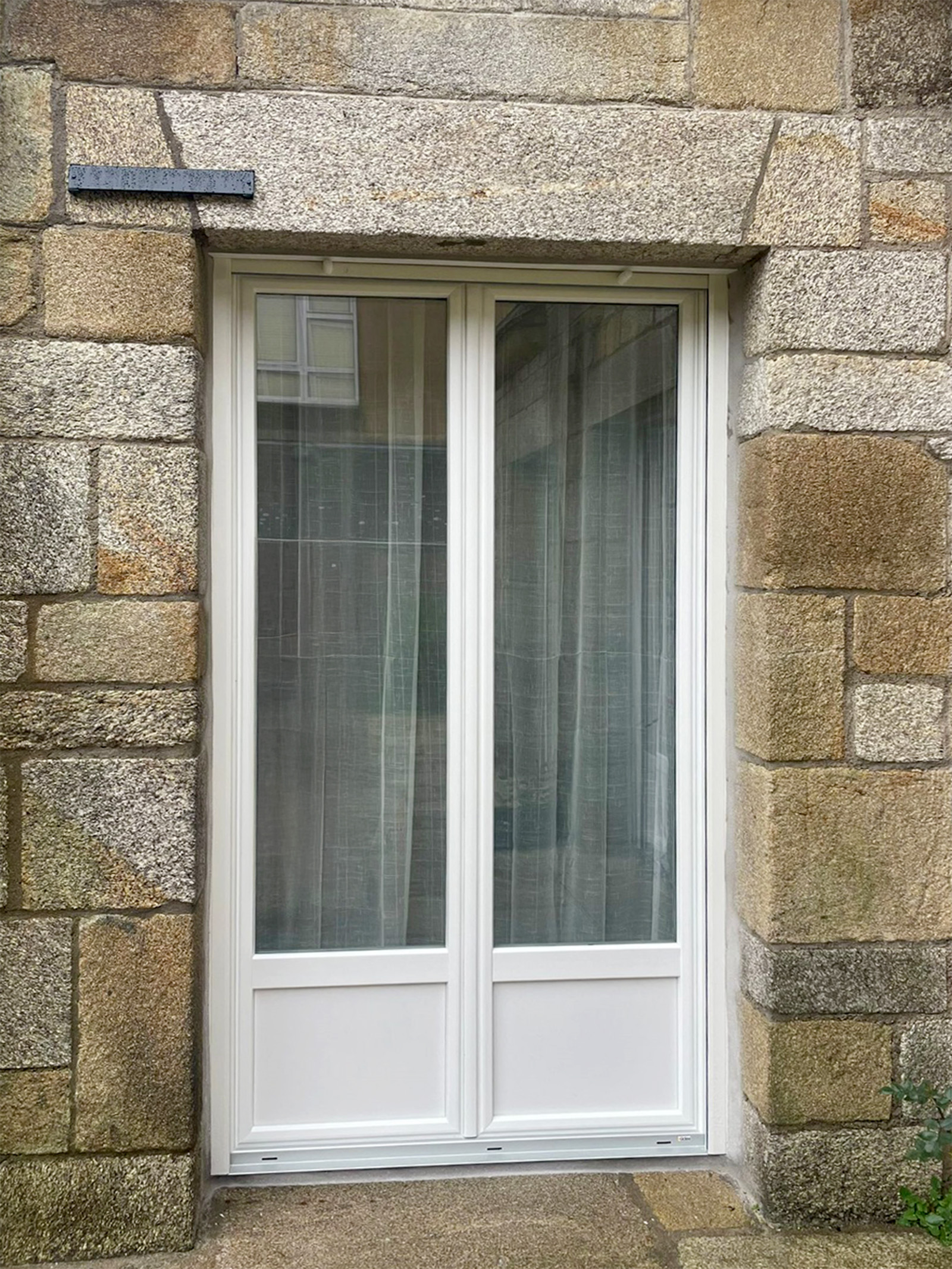 porte-fenetre deux vantaux pvc blanc et volets roulants solaires kiclos