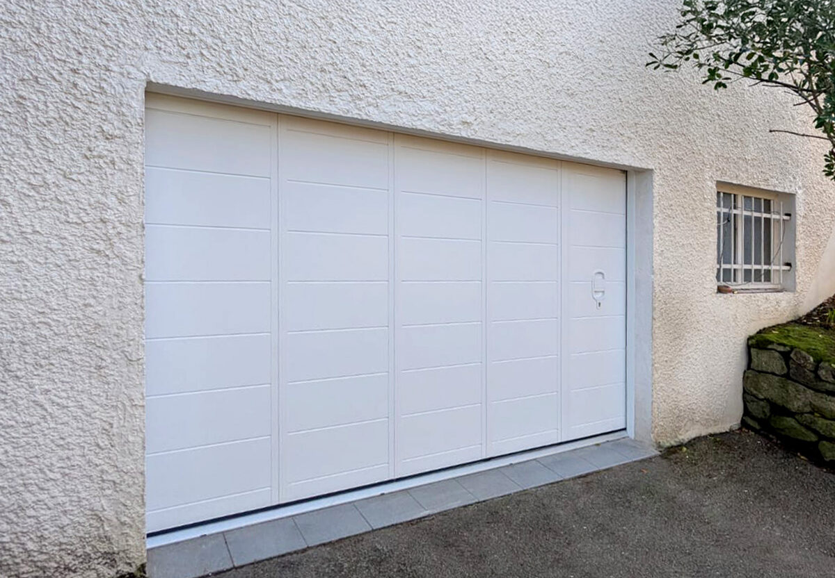 porte de garage coulissante en alu blanc vue extérieure