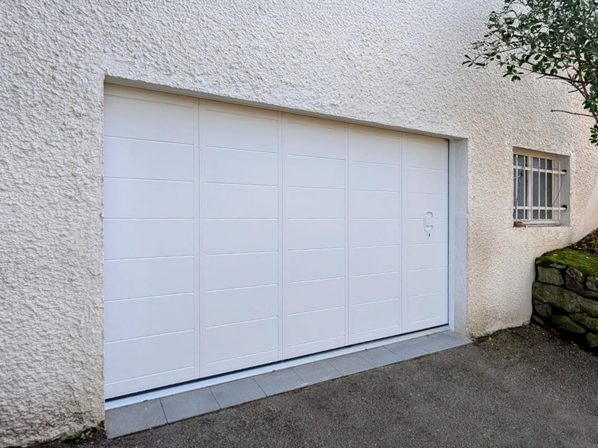 porte de garage coulissante en alu blanc vue extérieure