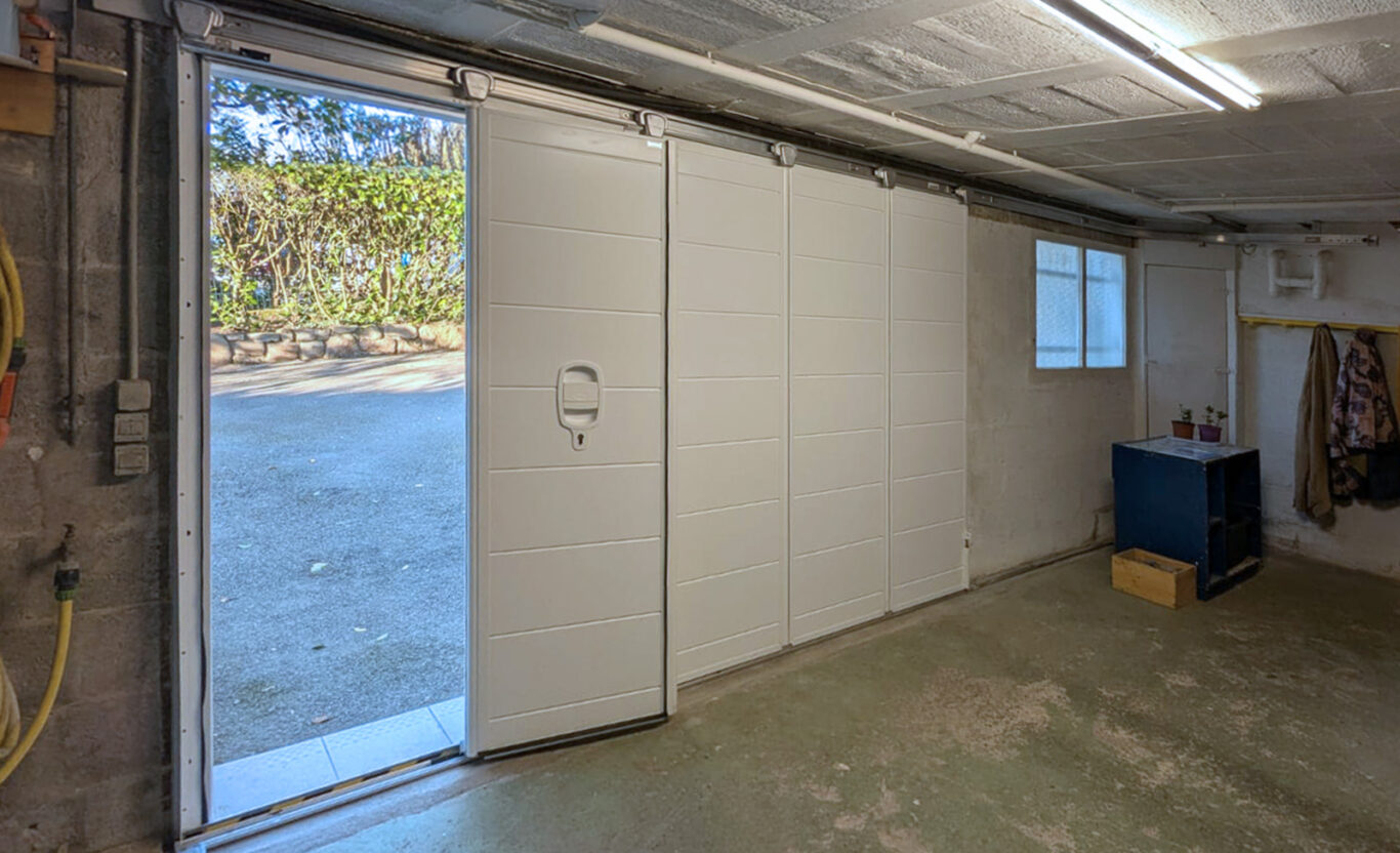 porte de garage coulissante en alu blanc vue intérieure