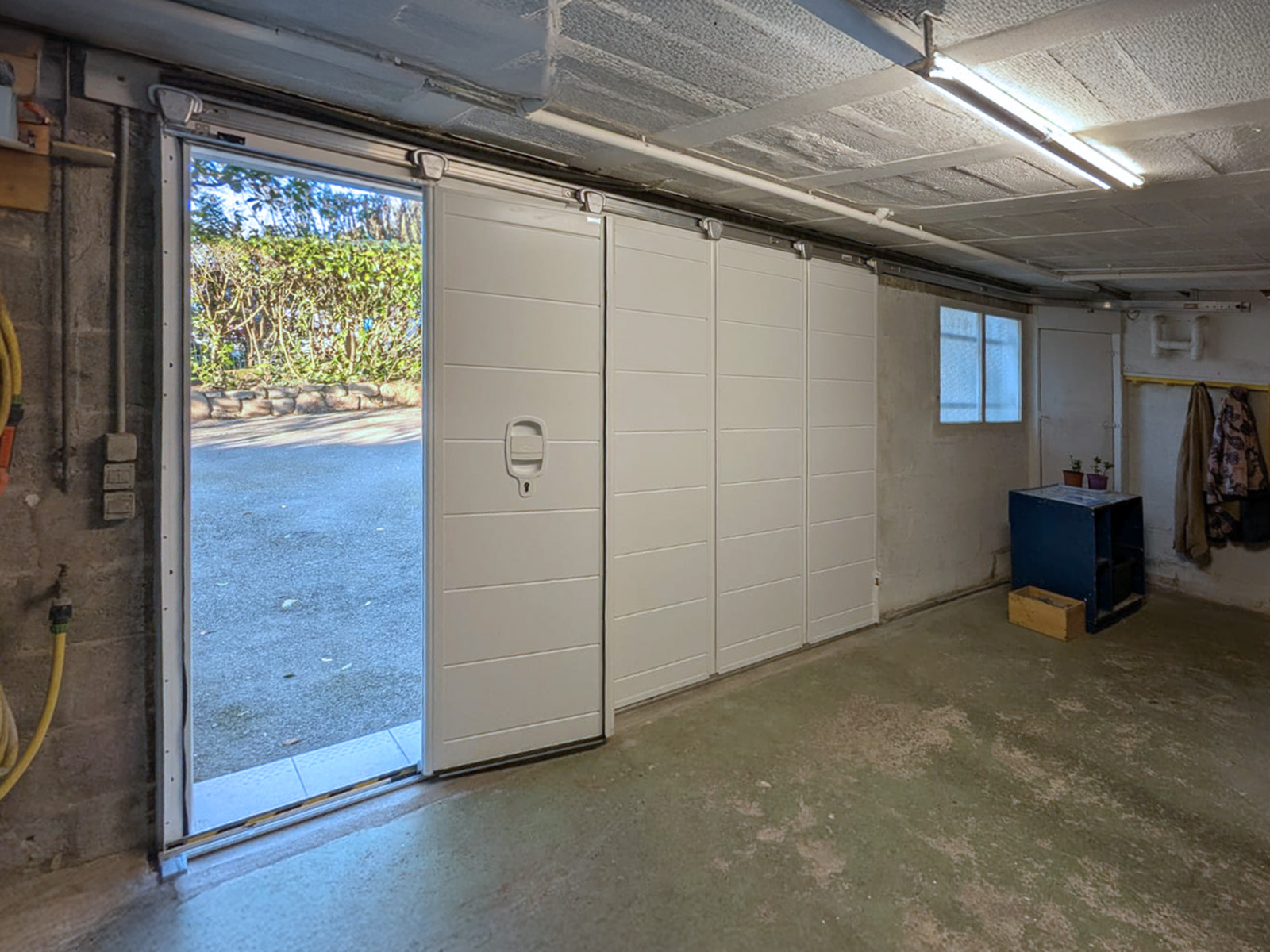porte de garage coulissante en alu blanc vue intérieure