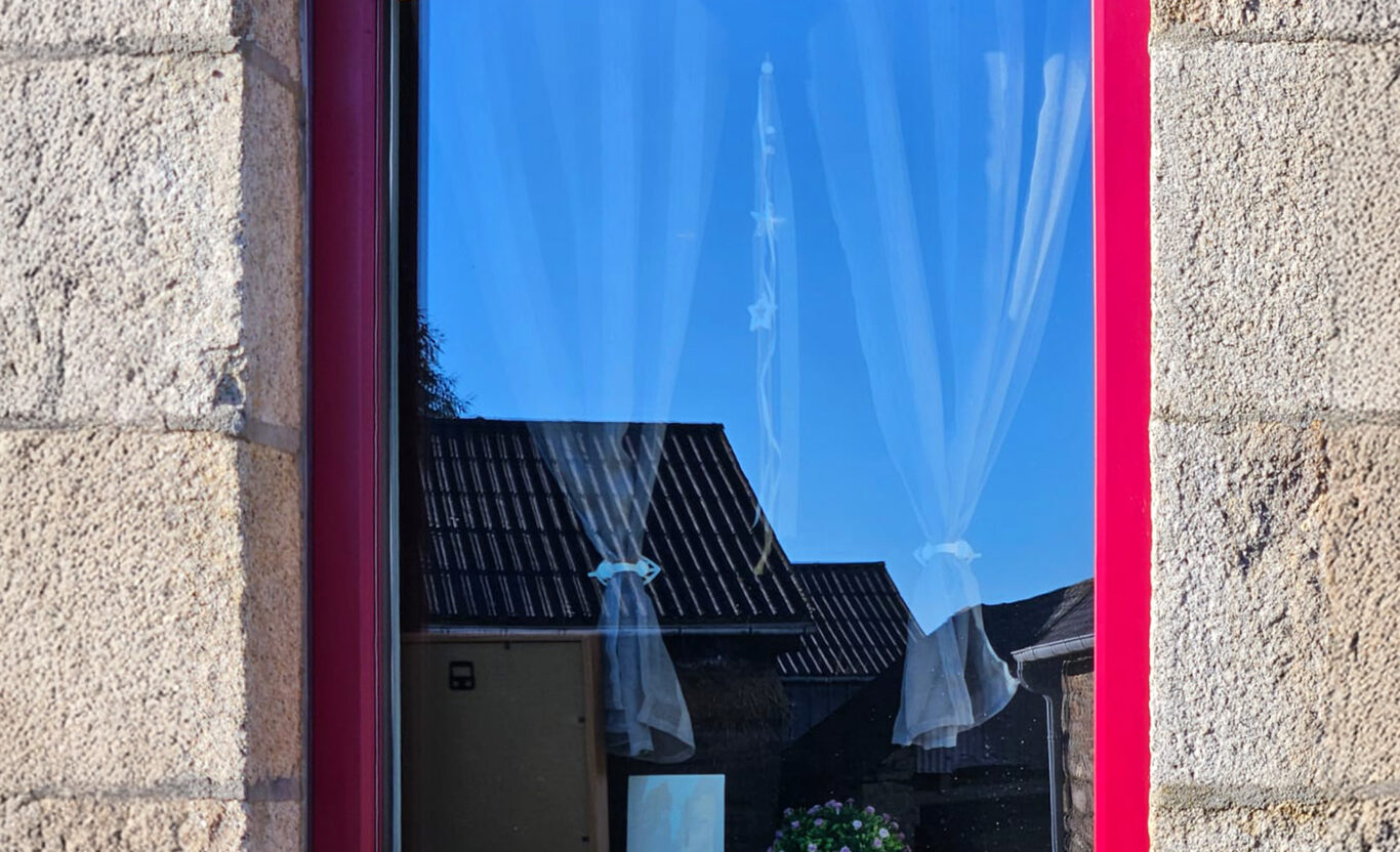 fenetre avec volets roulants solaire en pvc rouge kiclos