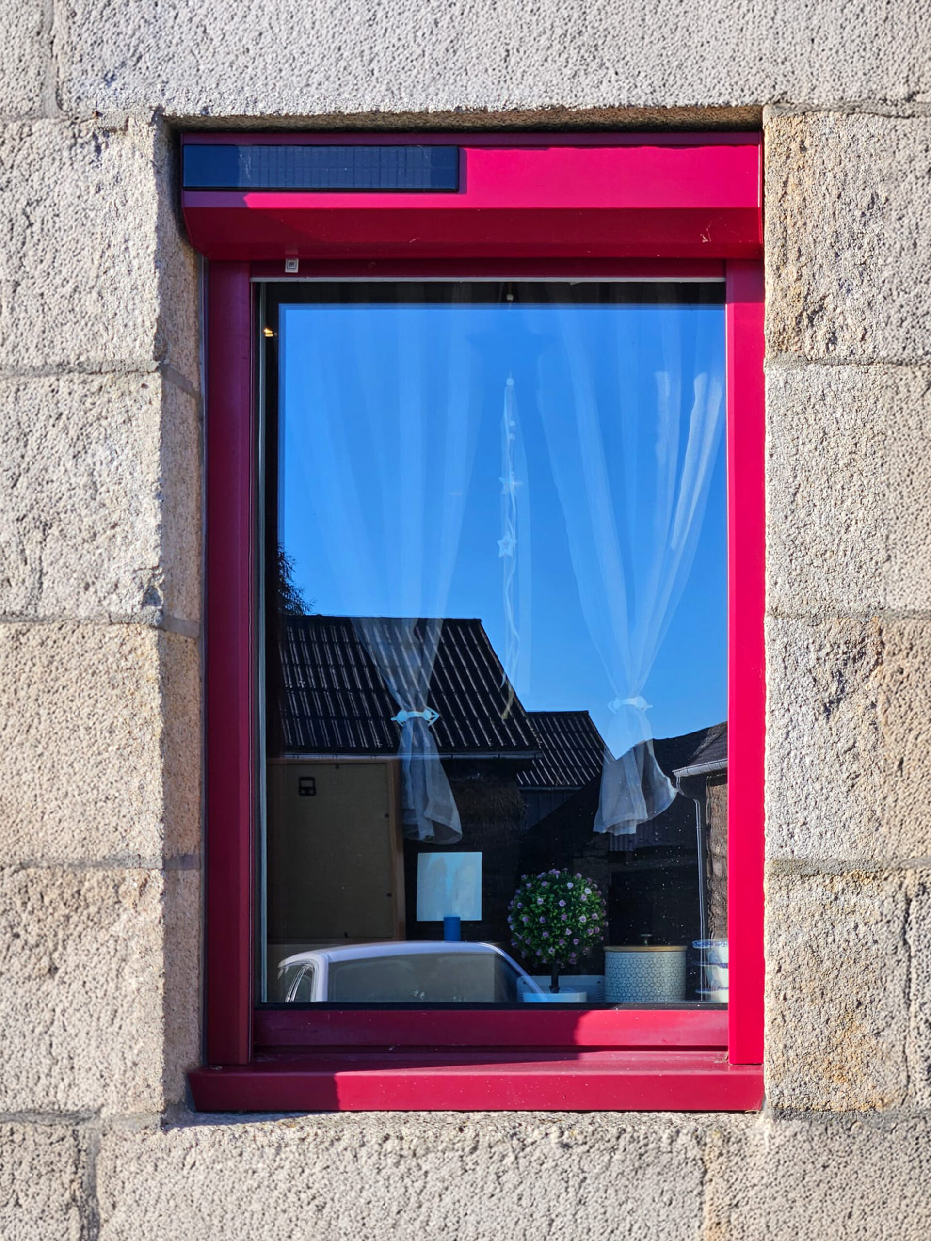 fenetre avec volets roulants solaire en pvc rouge kiclos