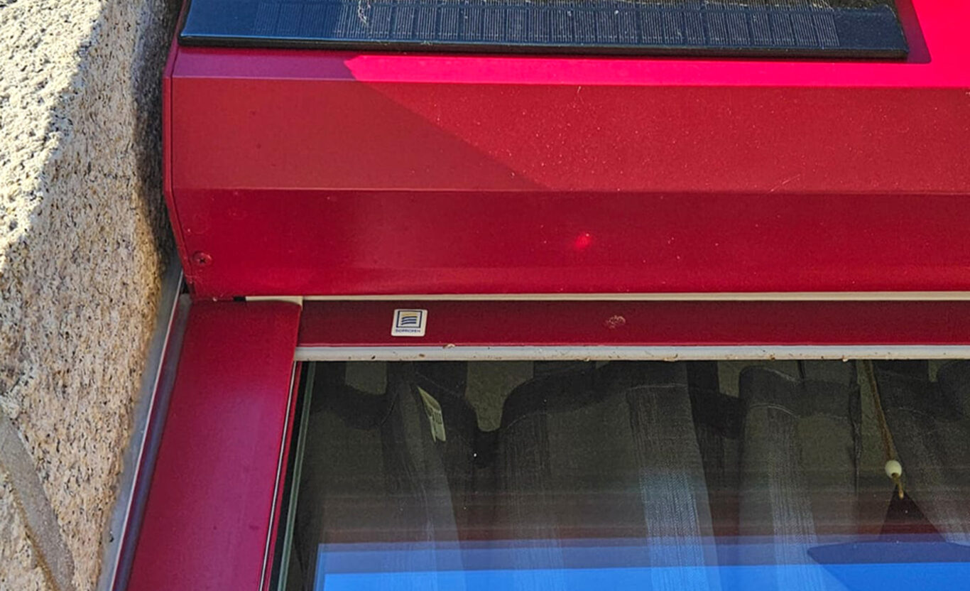 volets roulants solaire en pvc rouge kiclos