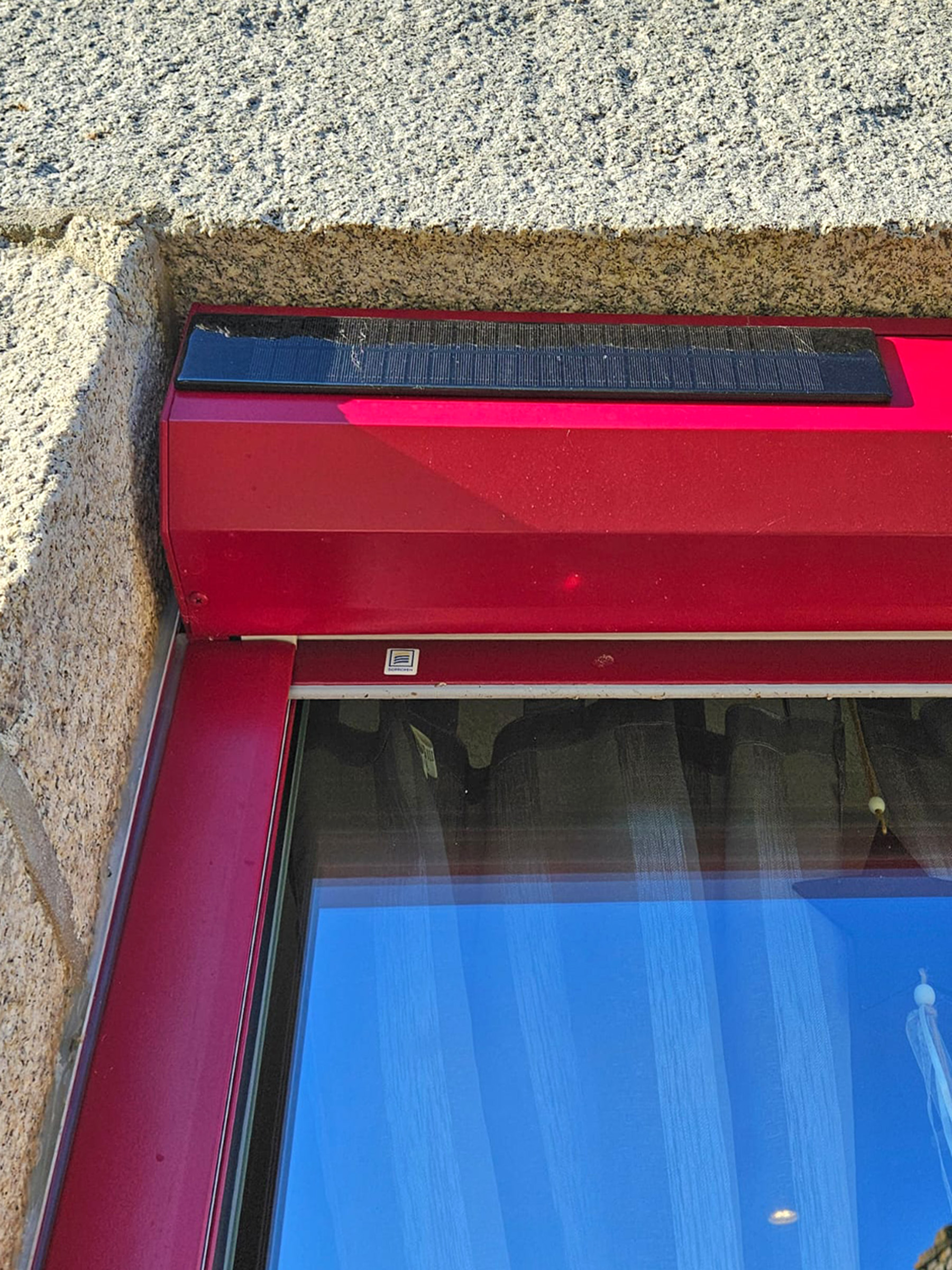 volets roulants solaire en pvc rouge kiclos