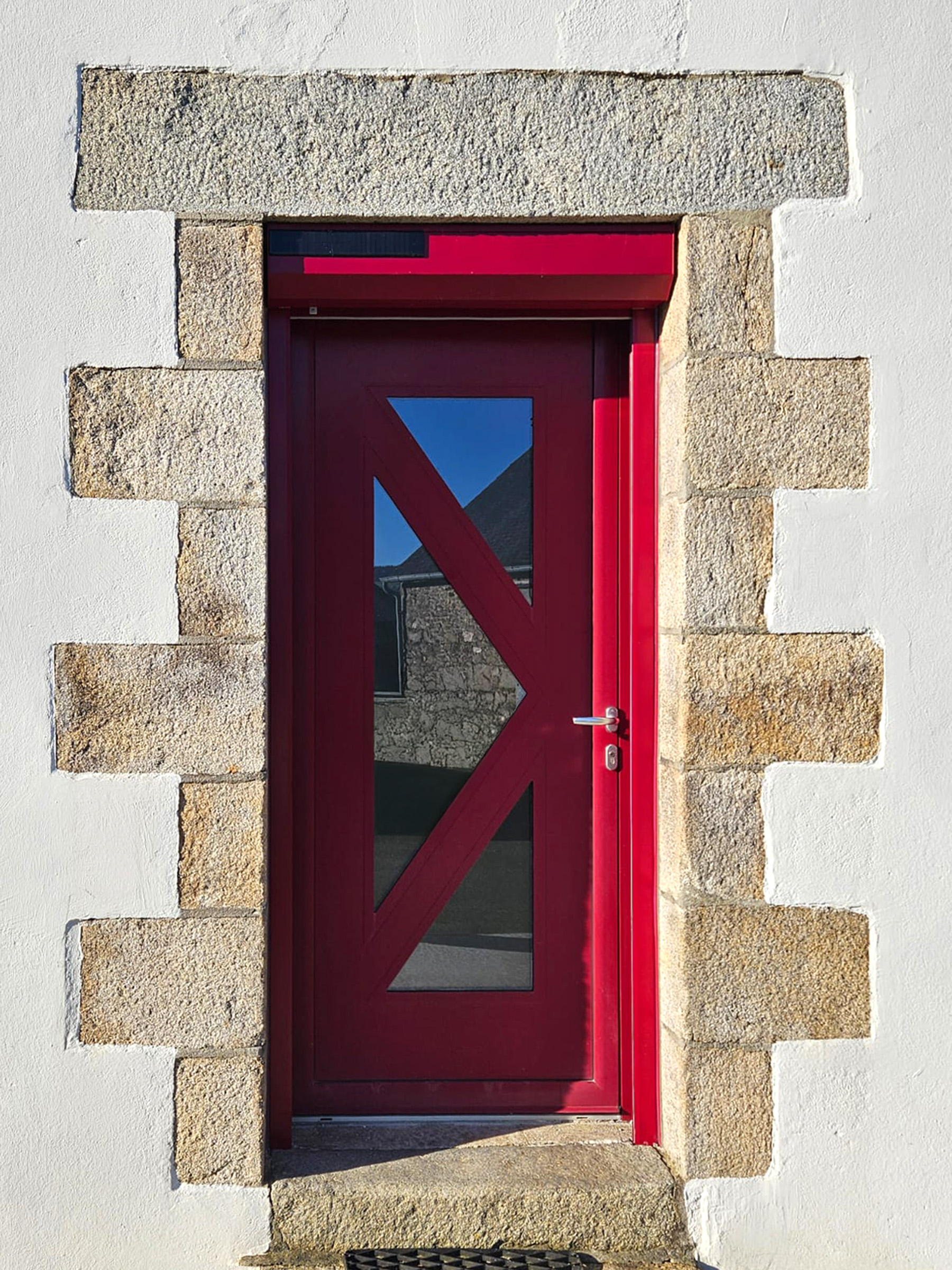 porte d'entree volets roulants solaire en pvc rouge kiclos