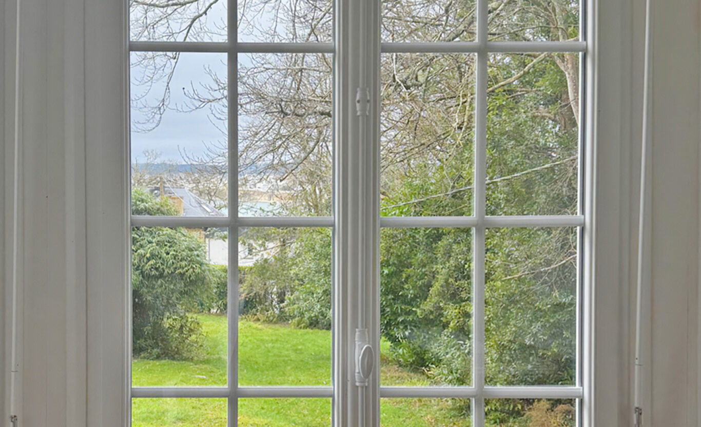 fenetre kiclos modele prestige avec cremone en applique parclose tradition pvc blanc