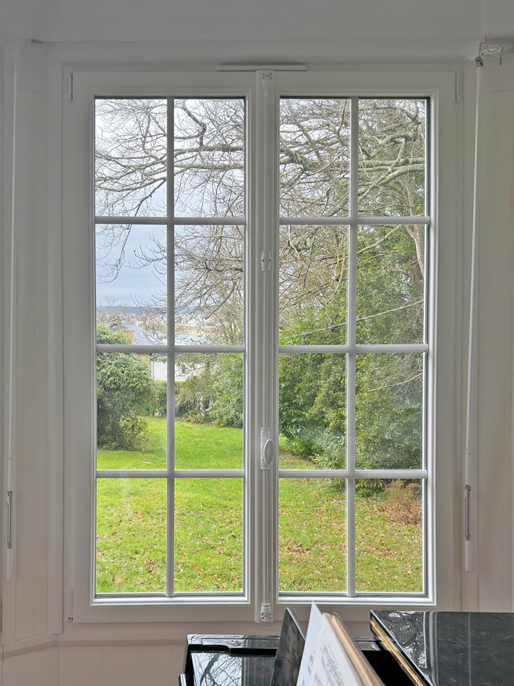 fenetre kiclos modele prestige avec cremone en applique parclose tradition pvc blanc