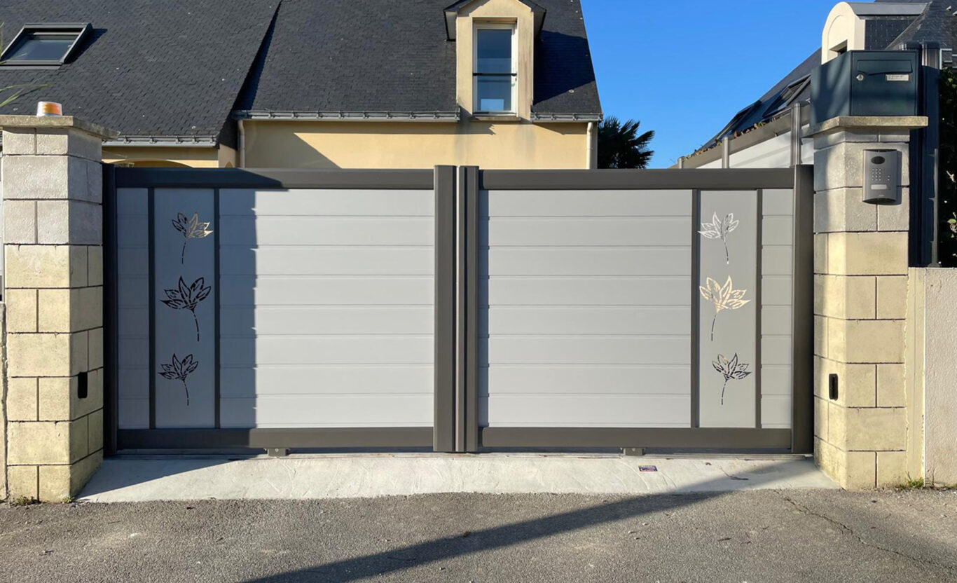 portail battant kiclos bicolore decor magnolias en pvc blanc et gris