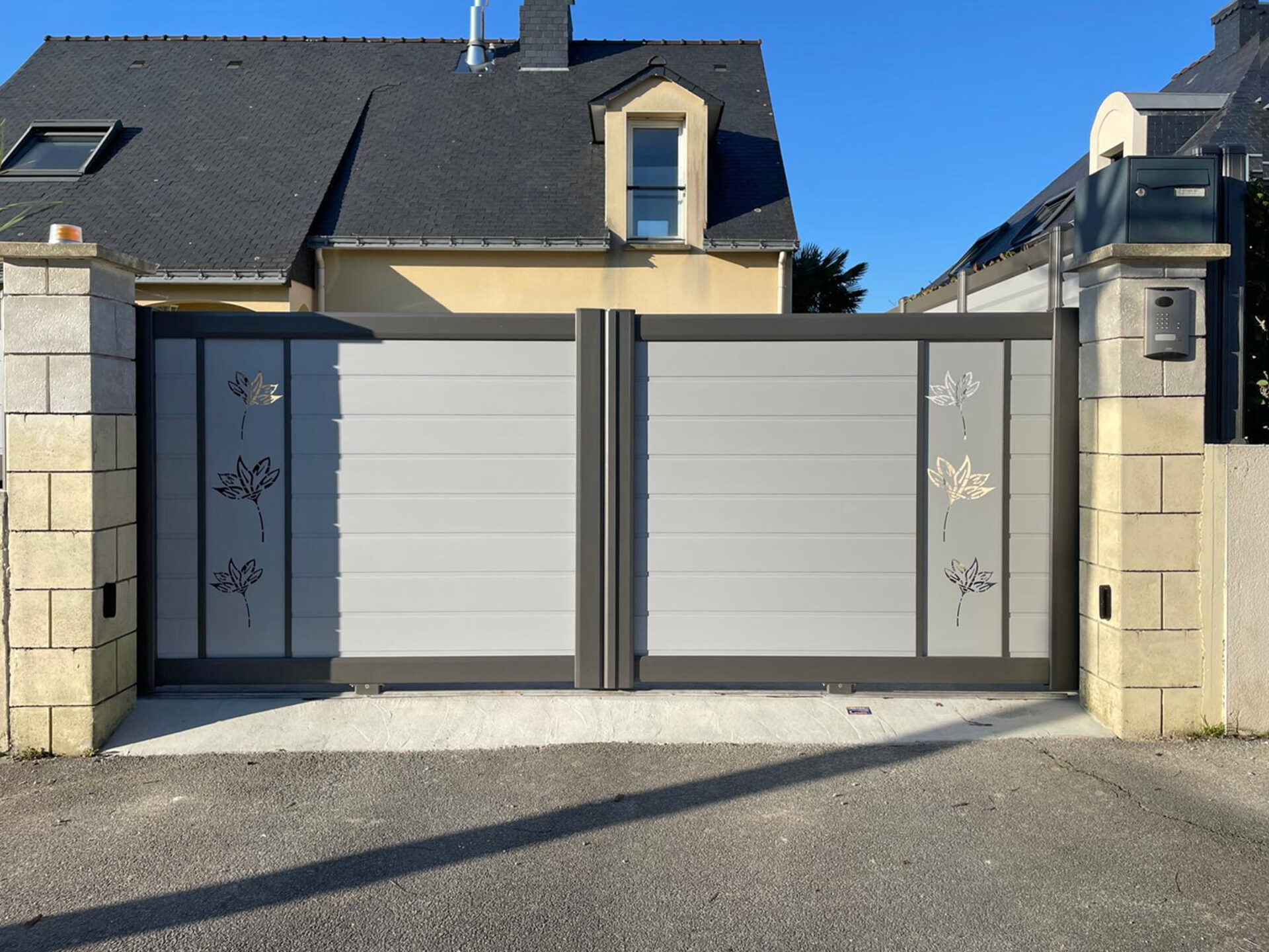 portail battant kiclos bicolore decor magnolias en pvc blanc et gris