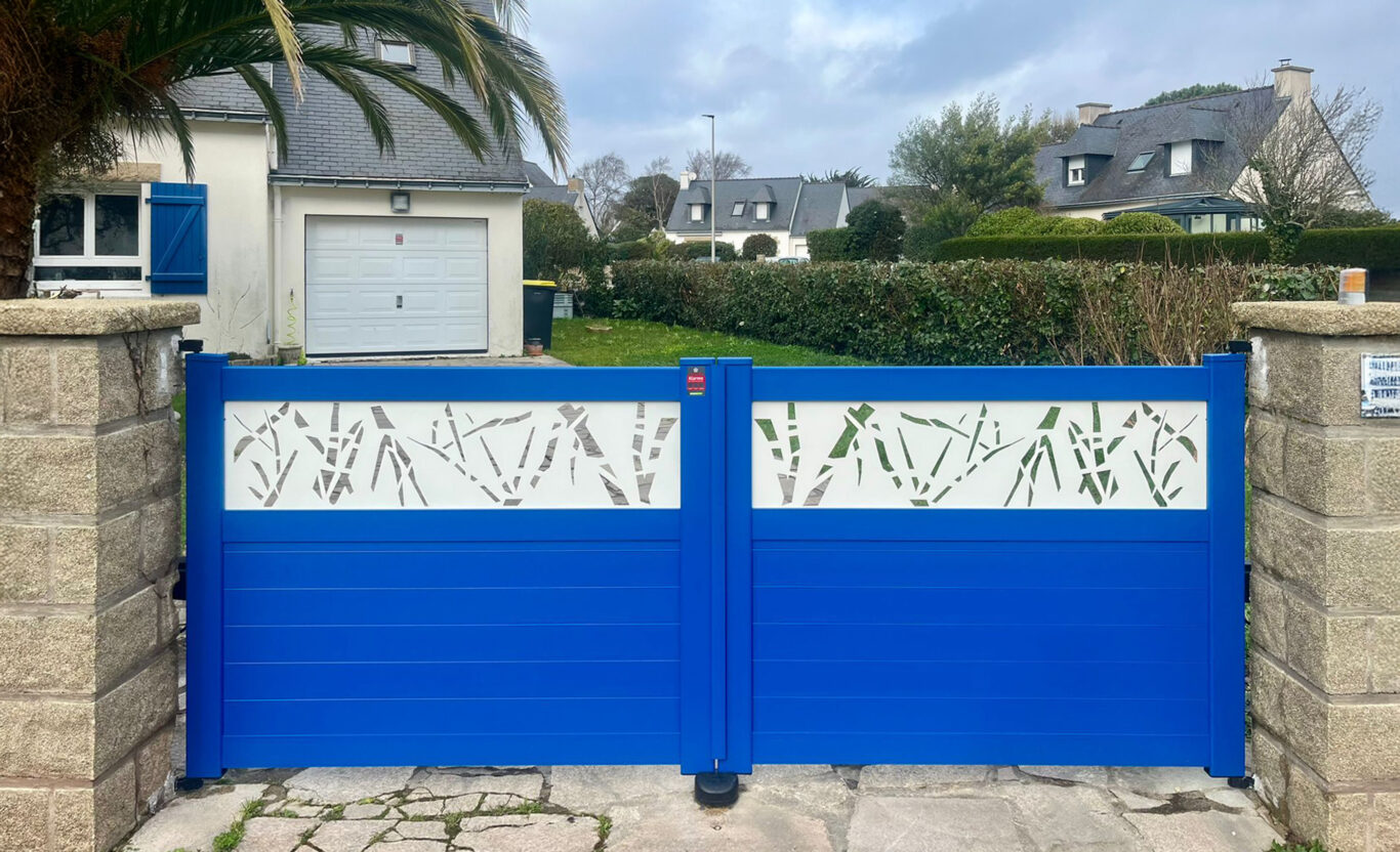 portail battant kiclos avec decoupe laser bicolore en PVC bleu et blanc