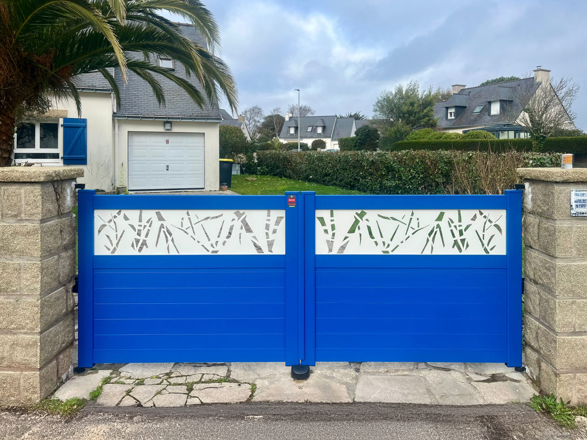 portail battant kiclos avec decoupe laser bicolore en PVC bleu et blanc