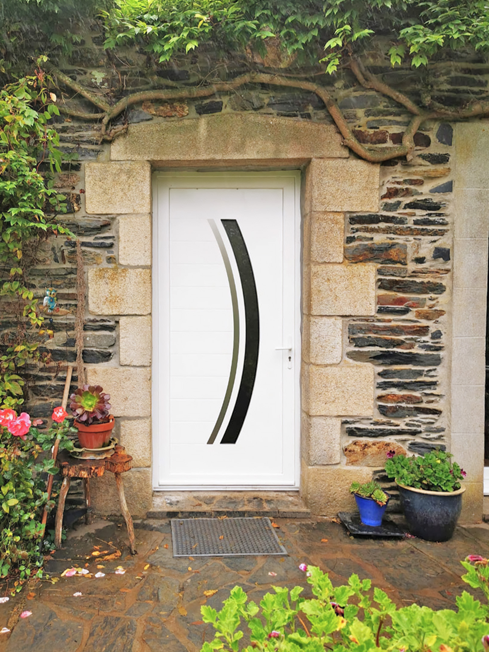 porte d'entree kiclos motif courbe en pvc blanc vue exterieure