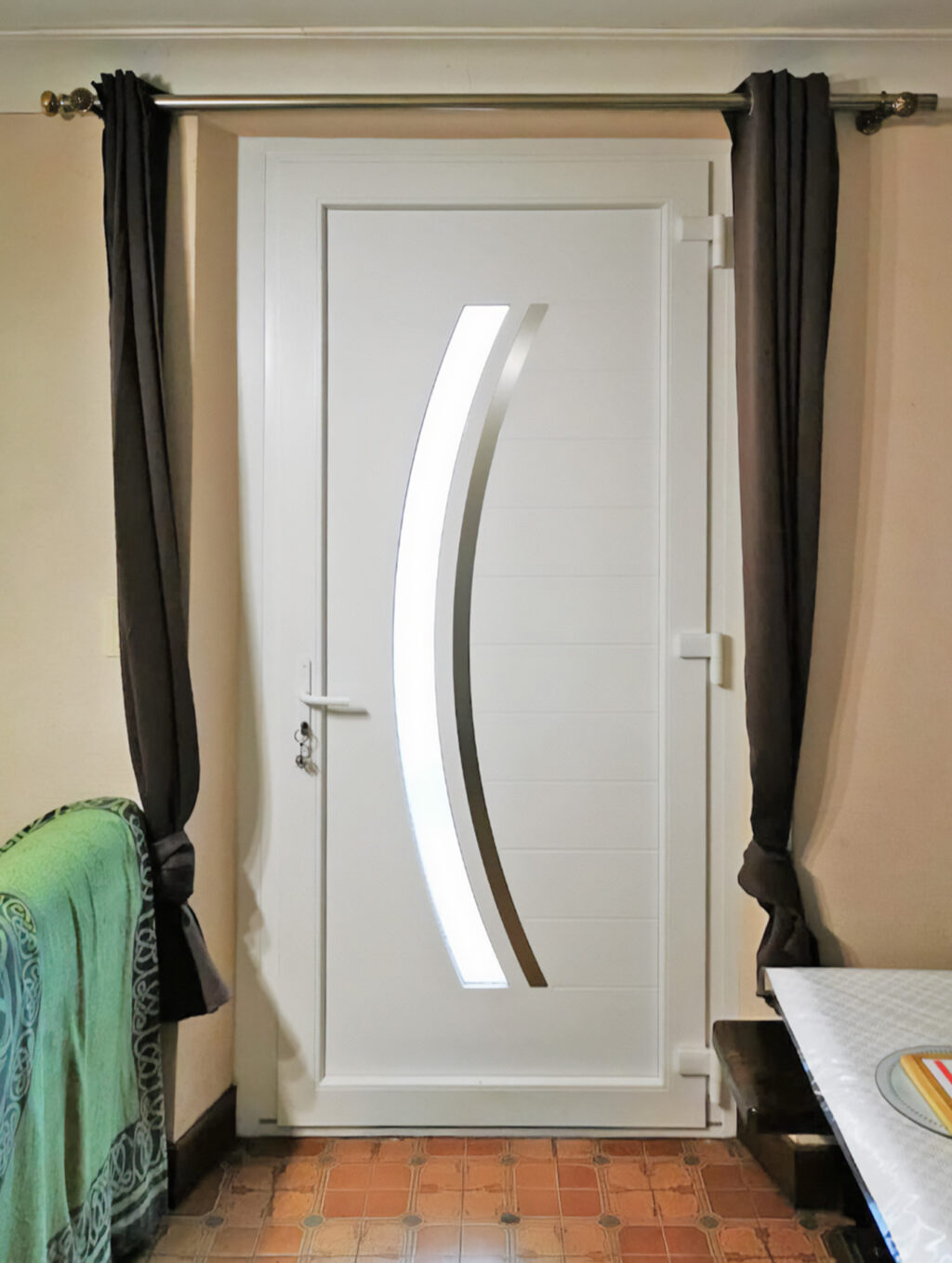 porte d'entree kiclos motif courbe en pvc blanc vue interieure