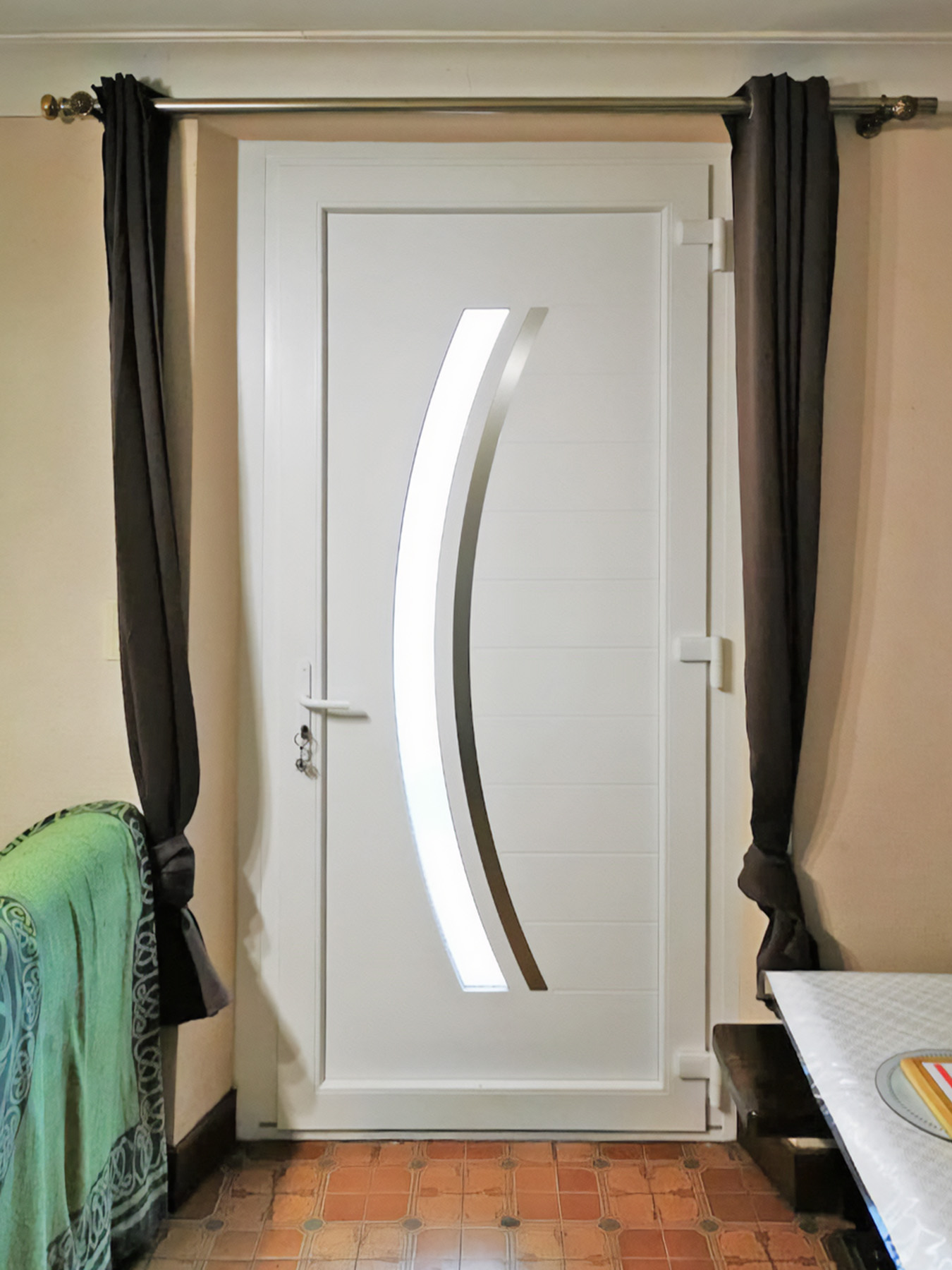 porte d'entree kiclos motif courbe en pvc blanc vue interieure