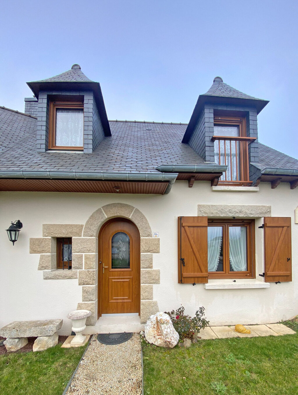 porte d'entree et fenetres couleur chene dore plaxe volets battants et garde corps