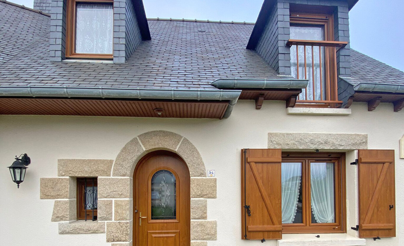 porte d'entree et fenetres couleur chene dore plaxe volets battants et garde corps