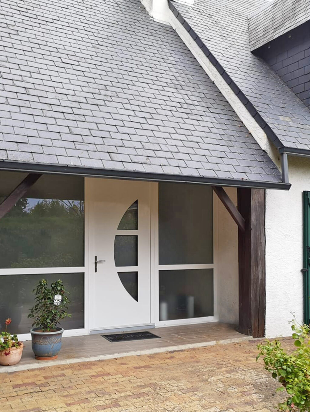 porte d'entree et fixe lateral large avec traverse en pvc blanc vue exterieure