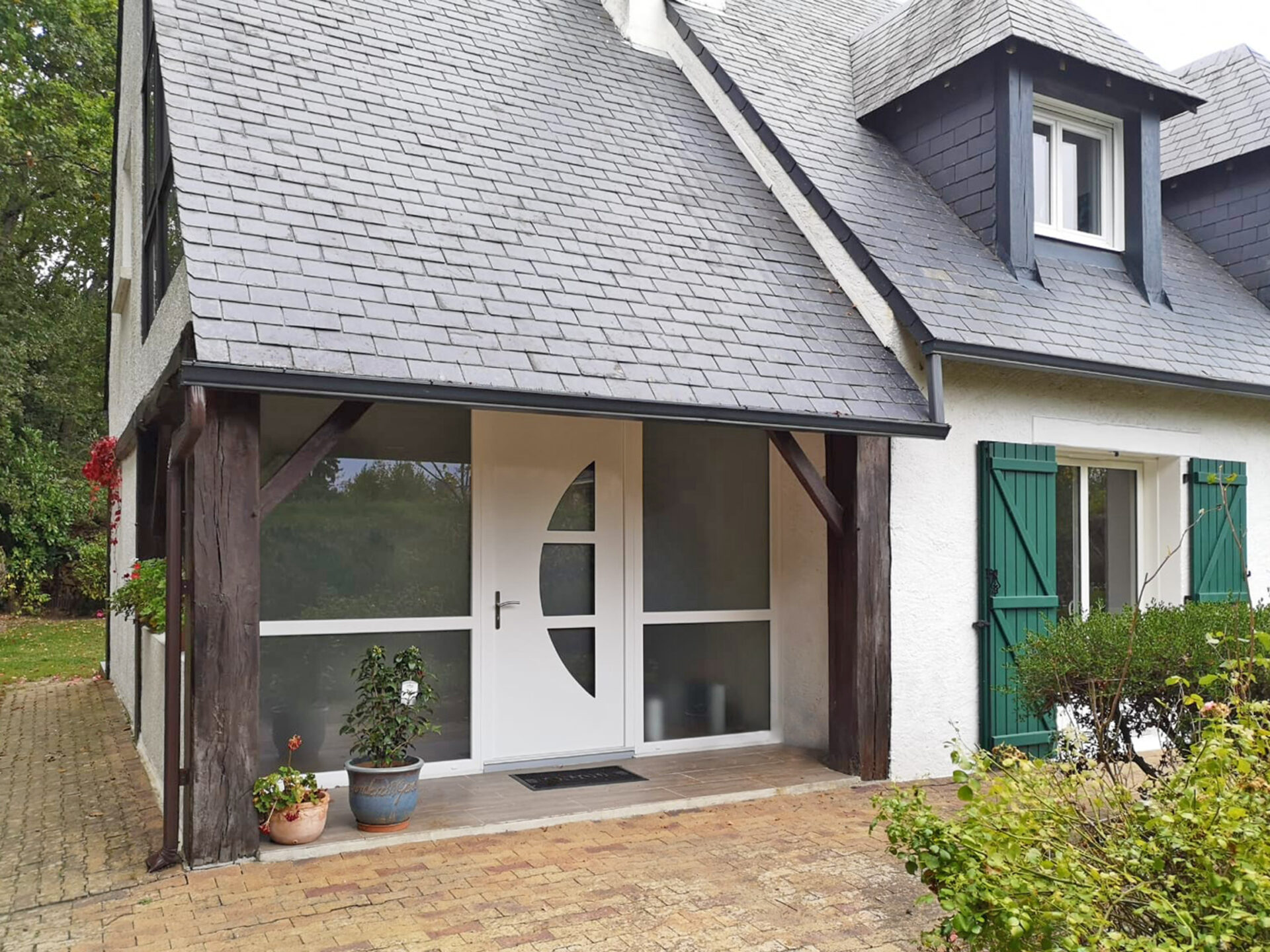 porte d'entree et fixe lateral large avec traverse en pvc blanc vue exterieure