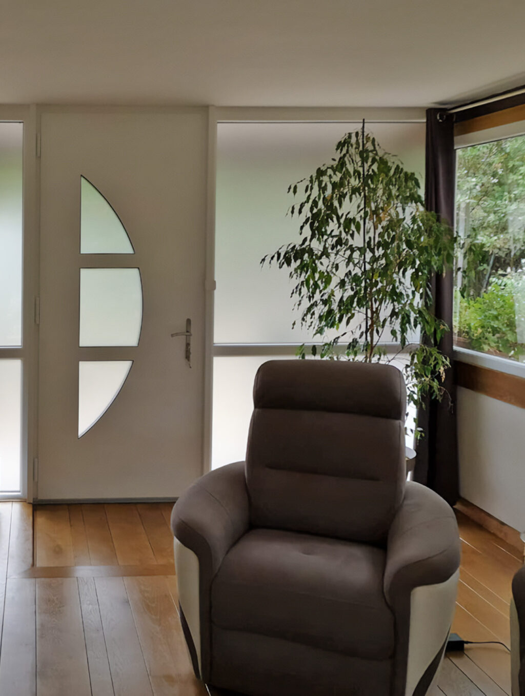 porte d'entree et fixe lateral large avec traverse en pvc blanc vue interieure