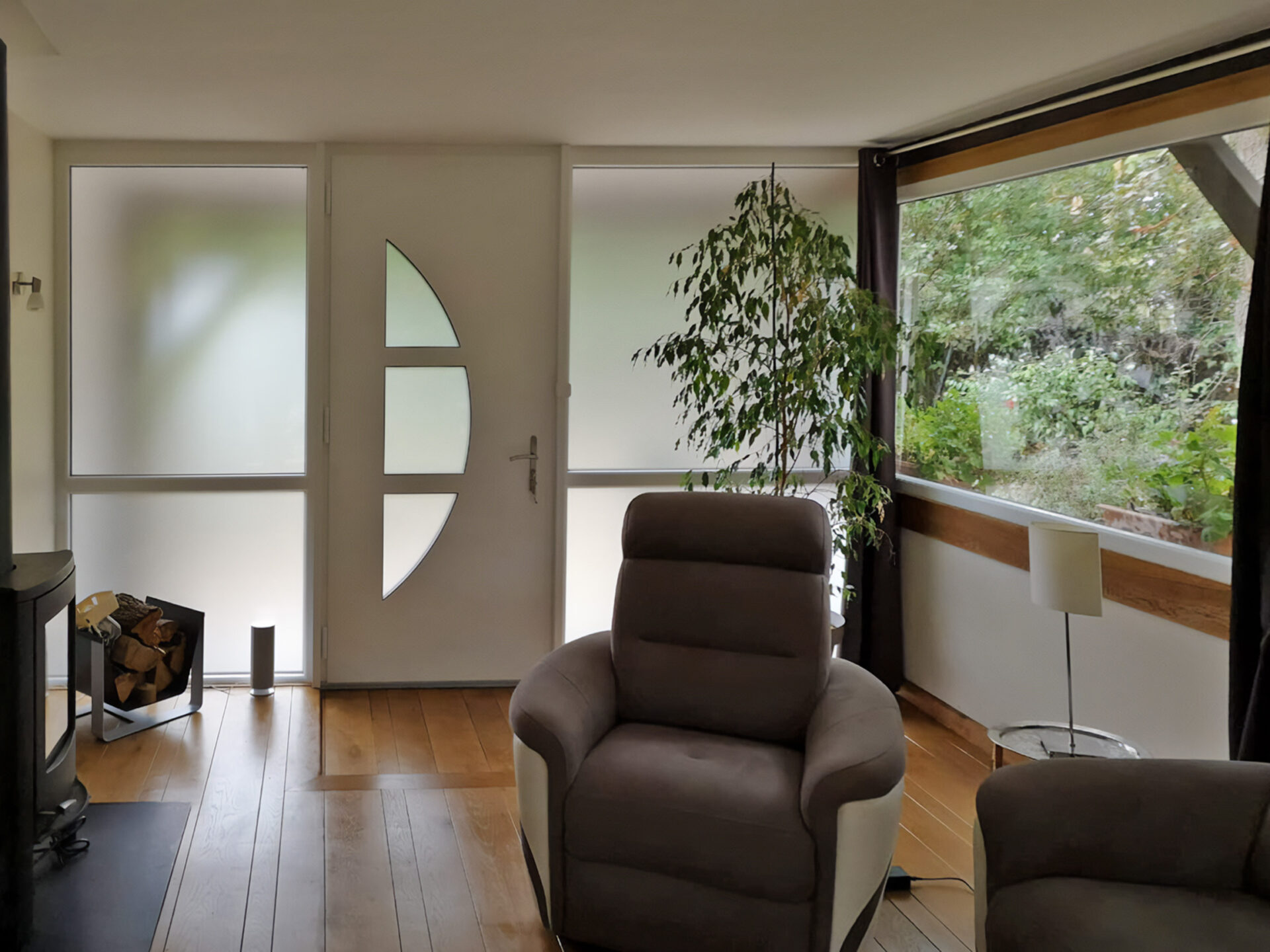 porte d'entree et fixe lateral large avec traverse en pvc blanc vue interieure